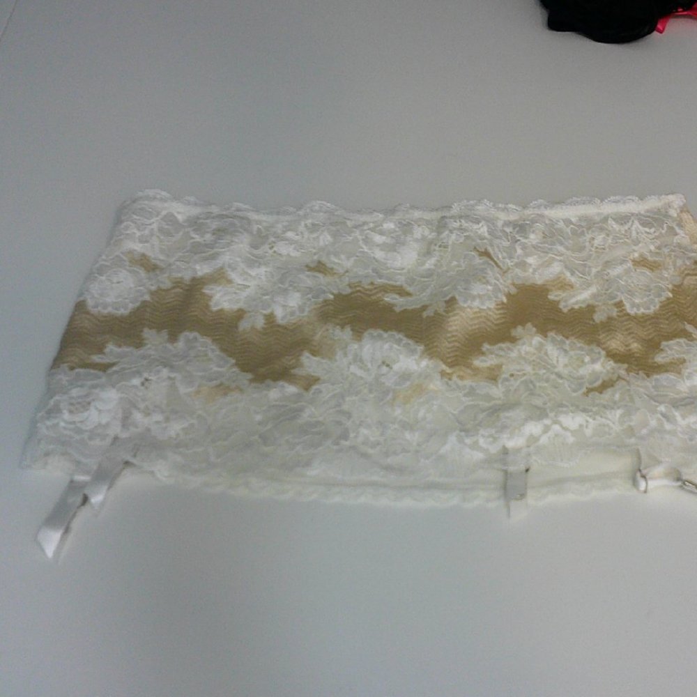 L Victoria's Secret Thong Bridal Lace Garter Skirt (never worn)